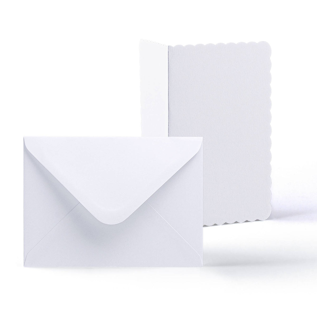 Cartes et enveloppes blanches à bord ondulé – lot