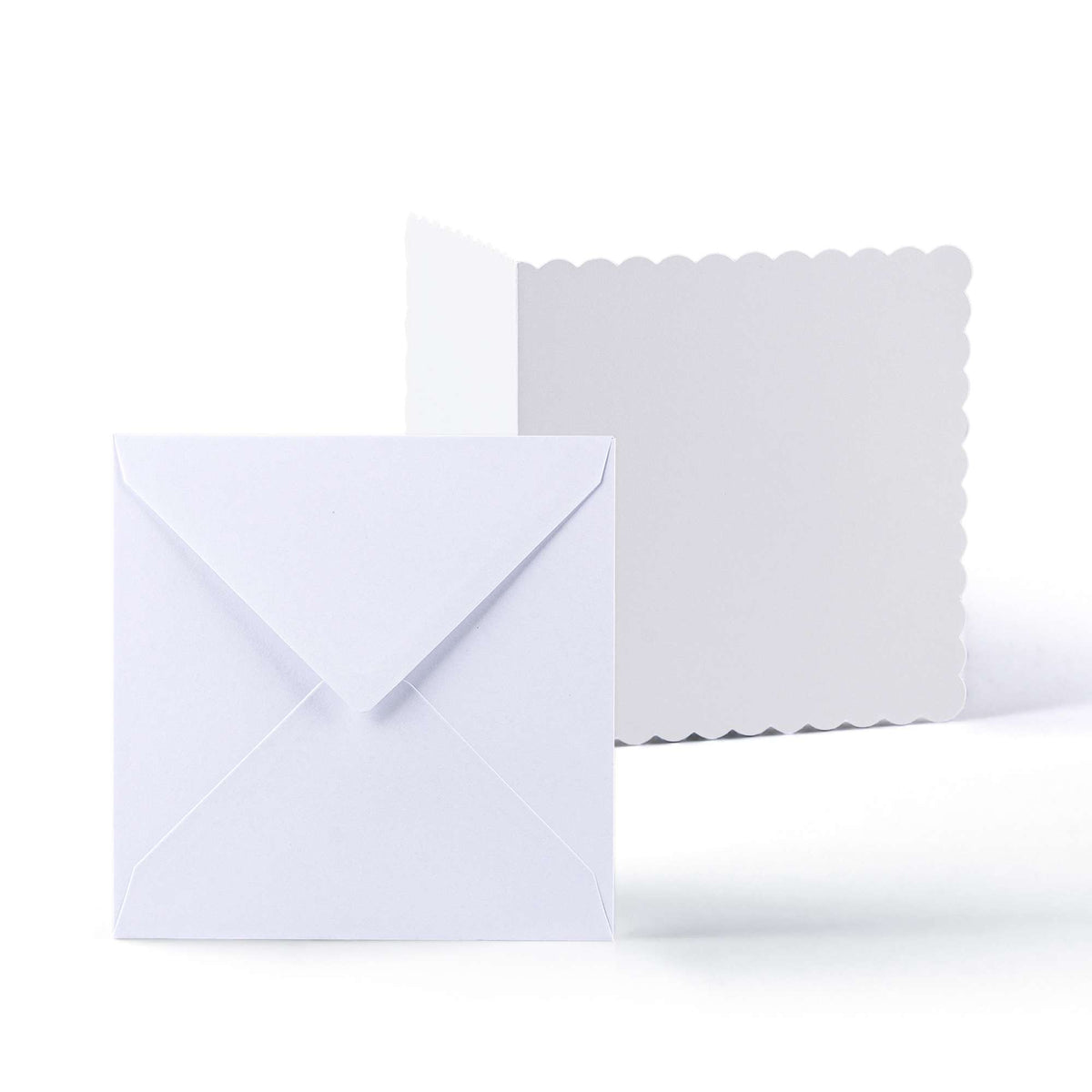 Cartes et enveloppes blanches à bord ondulé – lot